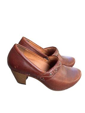Dansko Riki Clogs Cognac Brown Leather Studded Size 41/ 10.5 -11 Comfort Shoes